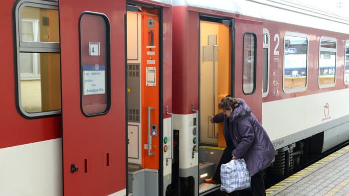Több mint egy órát késett az Érsekújvárba tartó vonat, mert egy nő nem volt hajlandó maszkot felvenni