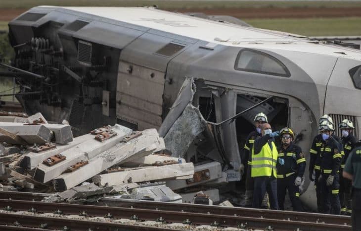Hárman meghaltak, hatan megsérültek a skóciai vonatbalesetben