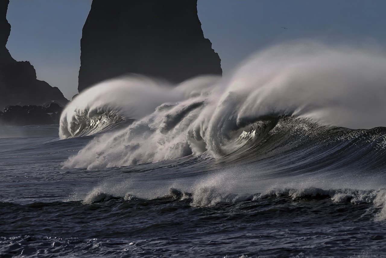 Többméteres hullámok ostromolják Kalifornia partjait, többen kórházba kerültek (VIDEÓ)