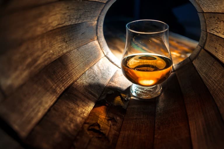 Elárverezik a világ legnagyobb whisky magángyűjteményét