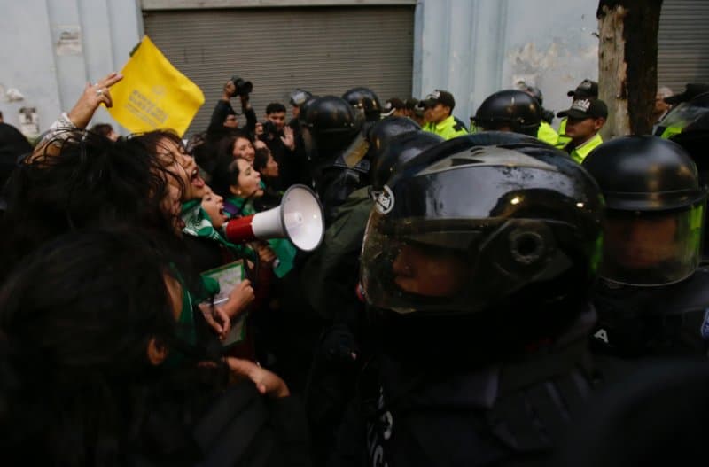 A szigorú abortusztörvény miatt csaptak össze nők a rendőrökkel a Ecuadorban
