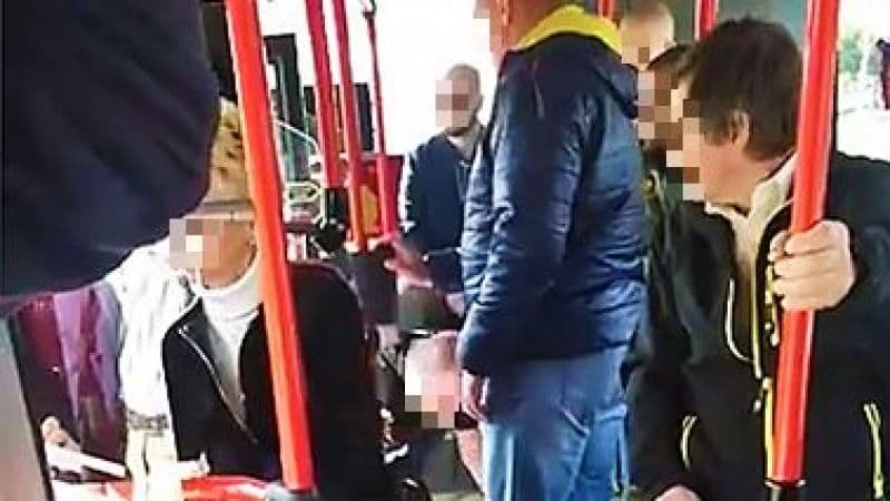 Durván összebalhézott egy utas az ellenőrökkel a pozsonyi buszon (VIDEÓ)