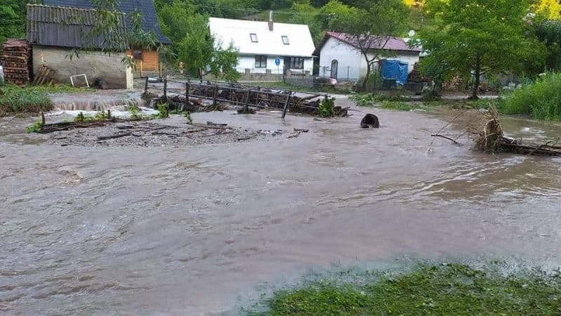 Súlyos károkat okozott a hirtelen lezúdult csapadék, harmadfokú árvízvédelmi készültséget rendeltek el
