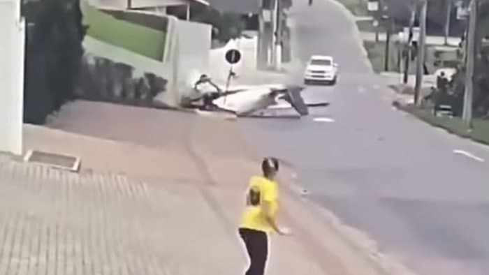 DURVA: Videón, ahogy útra zuhan egy kisrepülőgép