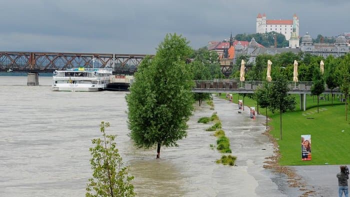 Vészesen emelkedik a Duna vízszintje Pozsonynál, hétfőre akár 2,5 méterrel is magasabb lehet