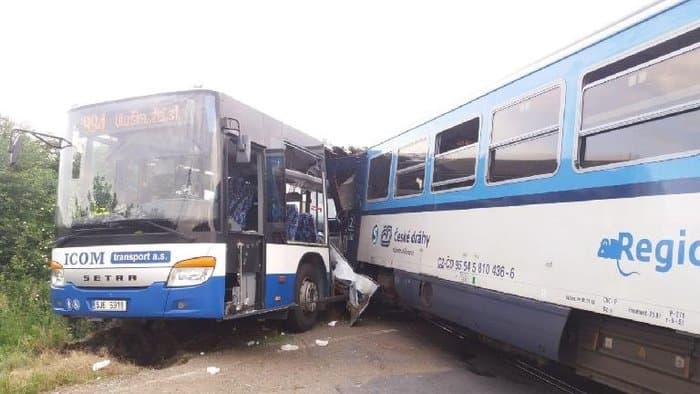Súlyos baleset Csehországban: egy busz és egy vonat ütközött, sokan megsérültek