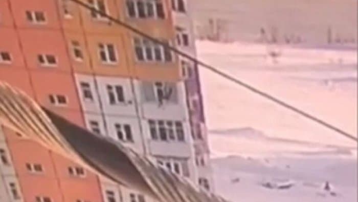 Videón, ahogy egy nő lezuhant a 9. emeletről – meghökkentő dolog történt ezután