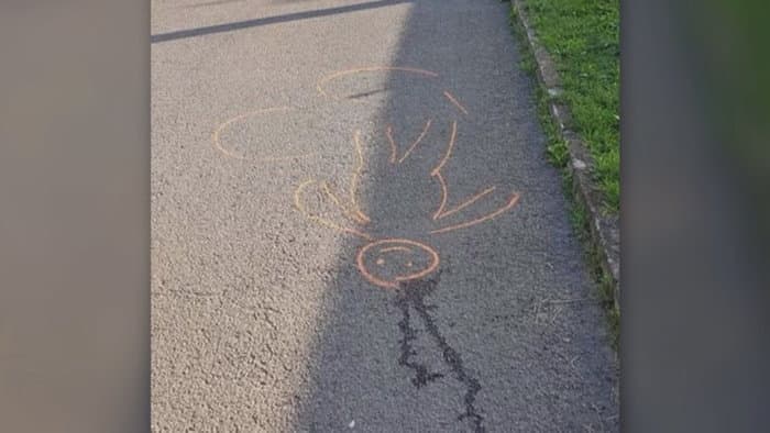 Életét vesztette egy kerékpáros, a rendőrök mosolygós arcot rajzoltak a „holttestnek“