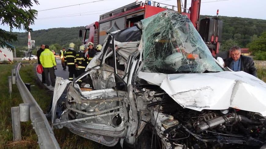 BORZALMAS: Sínekre hajtott a fiatal taxisofőr, elsodorta a tehervonat
