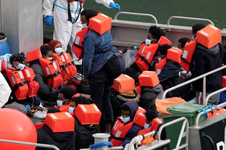 Migránsok százait tartóztatták fel a La Manche-csatornában