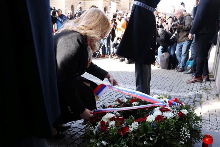 Zuzana Čaputová koszorút helyezett el Prágában az egyetemi lövöldözés áldozatainak emlékére