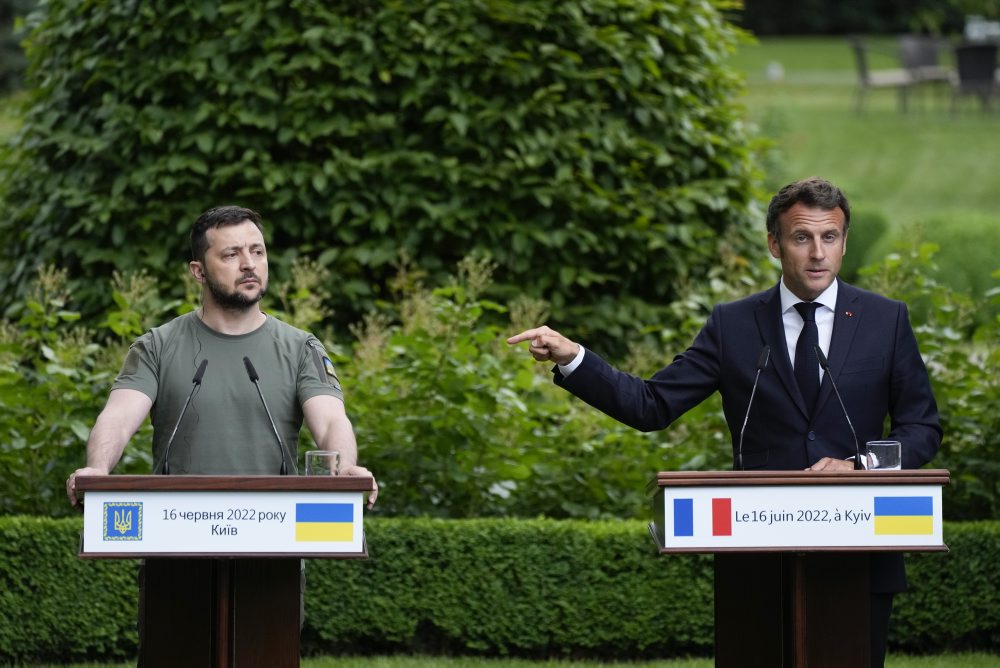 Zelenszkij szabadulni akart Macron öleléséből - senki sem tudja az okát (FOTÓK)