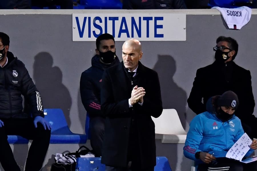Vége lehet a Zidane-korszaknak, a Real Madrid szurkolói Raúlt akarják