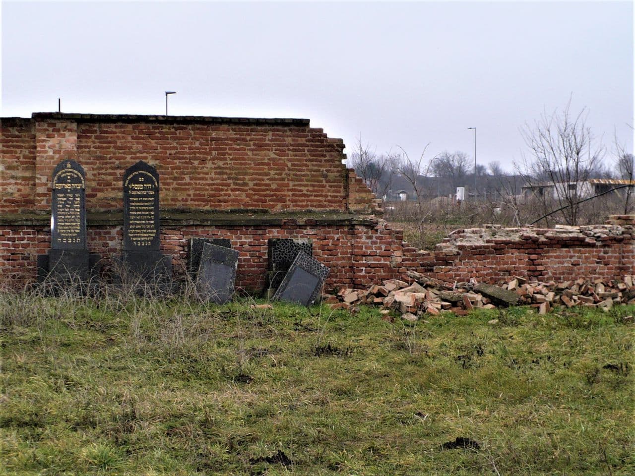Már nincs téglafal mögött a szenci zsidó temető (Fotók)
