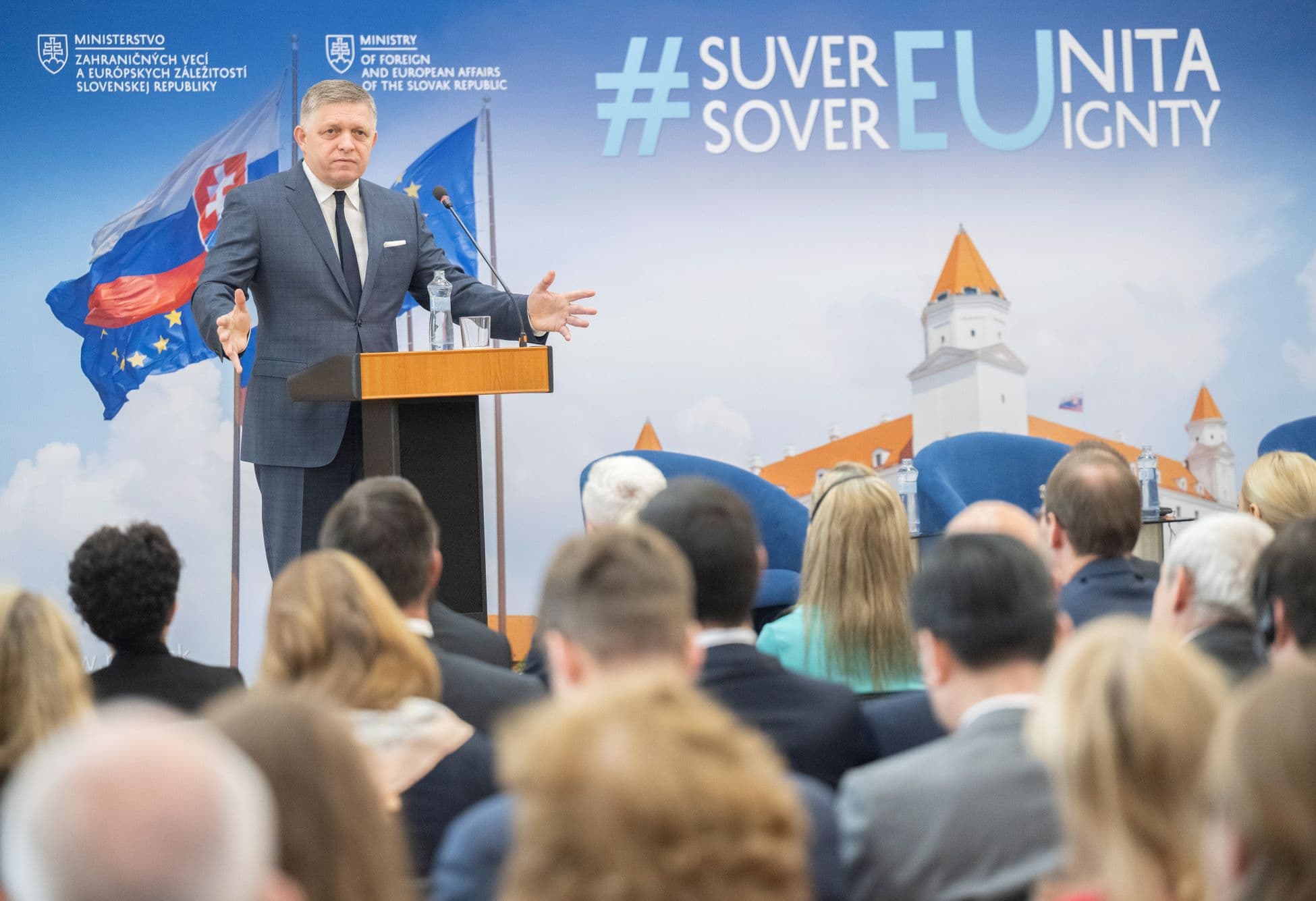 „Éljen Szlovákia, éljen az Európai Unió!” – mondta Fico a külügy konferenciáján, ahol azonban a fő jelszó a szuverenitás volt