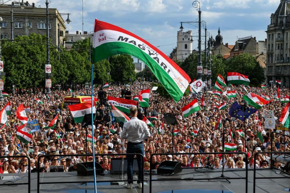 Utoljára a fiatal Orbán Viktor volt Magyarországra olyan hatással, mint a sztárpolitikus, akiről lepattannak a karaktergyilkossági akciók