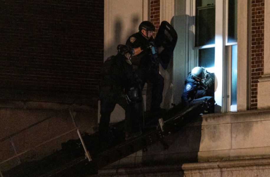 New Yorkban a rohamrendőrség körbezárta a Columbia Egyetem tüntetők által elfoglalt főépületét